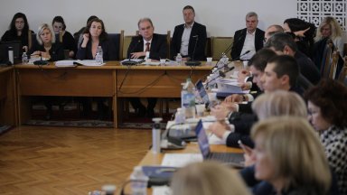 Рекордно дълго продължава заседанието на правната комисия на което депутатите