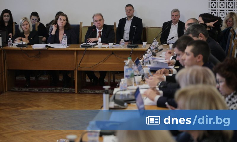 Рекордно дълго продължава заседанието на правната комисия, на което депутатите