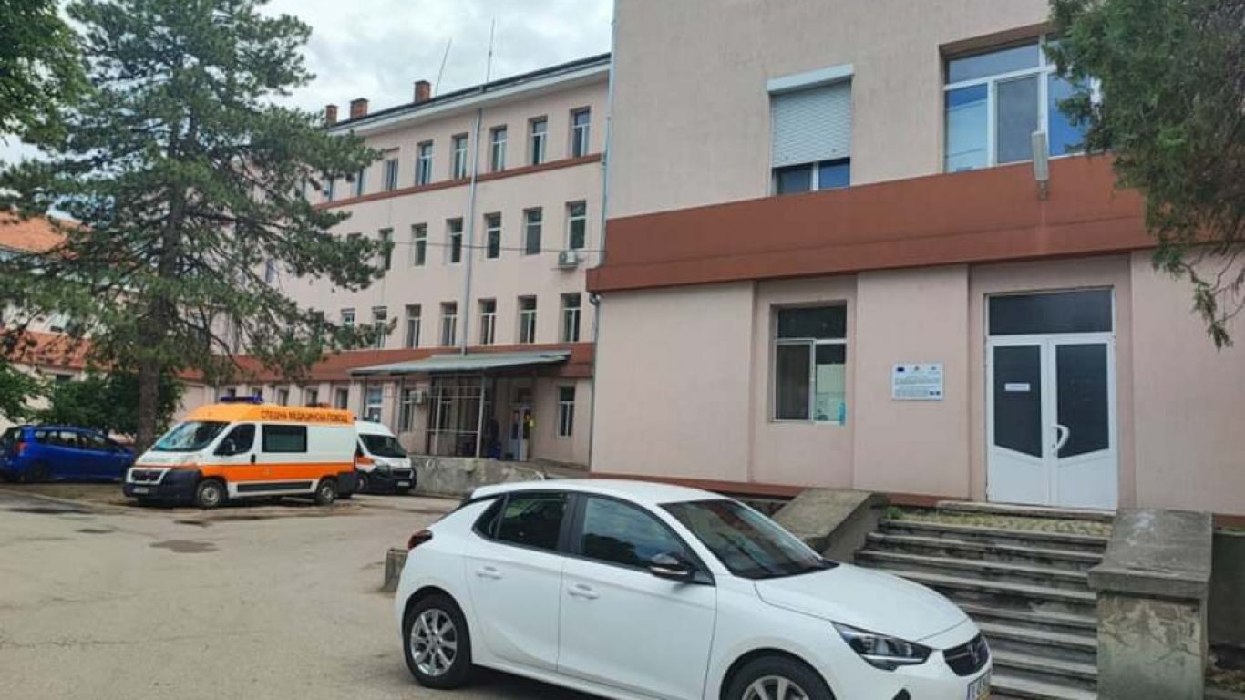 Бременни, родилки и бебета бяха евакуирани заради запалили се кабели в МБАЛ-Димитровград