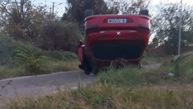 Лек автомобил Пежо с варненска регистрация се обърна по таван