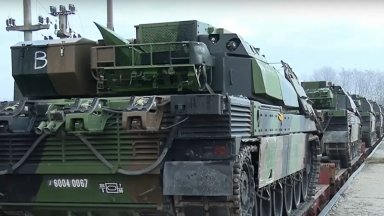 Конвой от френски танкове Льоклер пристигна в Румъния (видео)
