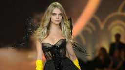 Кара Делевин дебютира с драматичен нов външен вид в Кан
