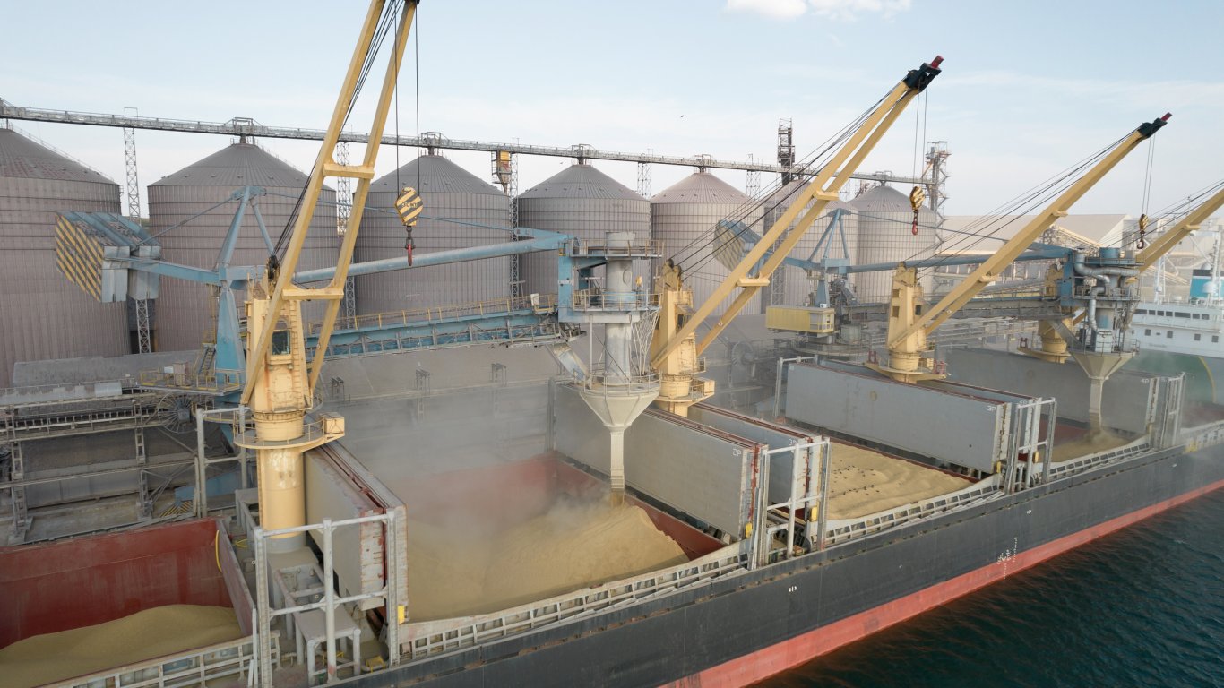 Украйна е близо до сделка с глобални застрахователи за покритие на черноморски пренос на зърно