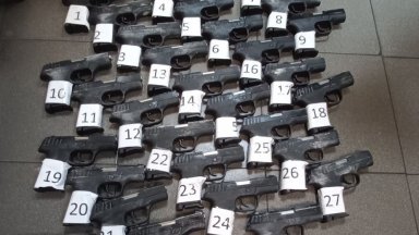 35 контрабандни пистолета и четири празни пълнителя бяха открити при