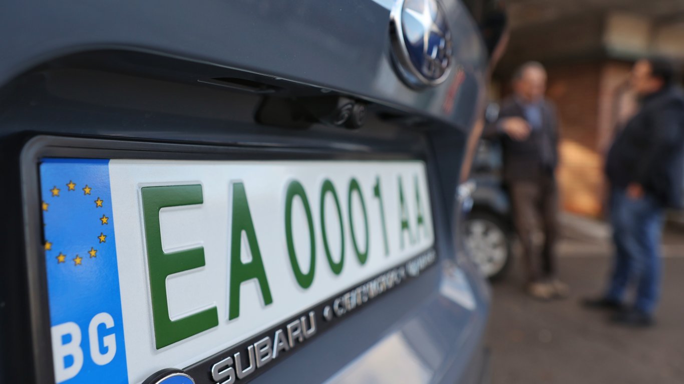 Махат стикерите за безплатно паркиране на електрически коли в София