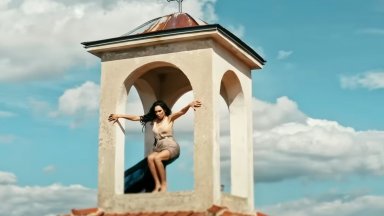 Режисьорът на клипа с разголената певица на камбанарията на храм