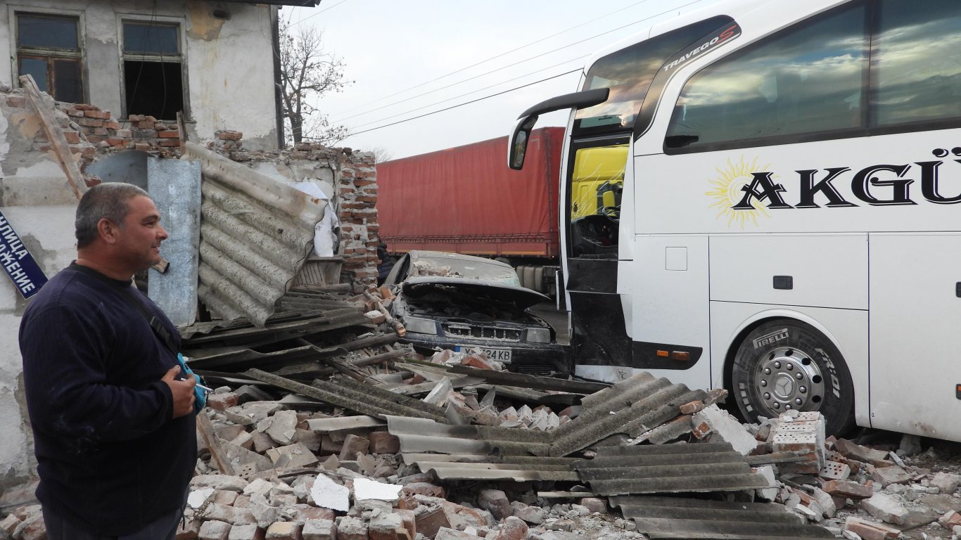На косъм от нова трагедия в Симеоновград: Автобус помете кола, тя се вряза в ограда (снимки)