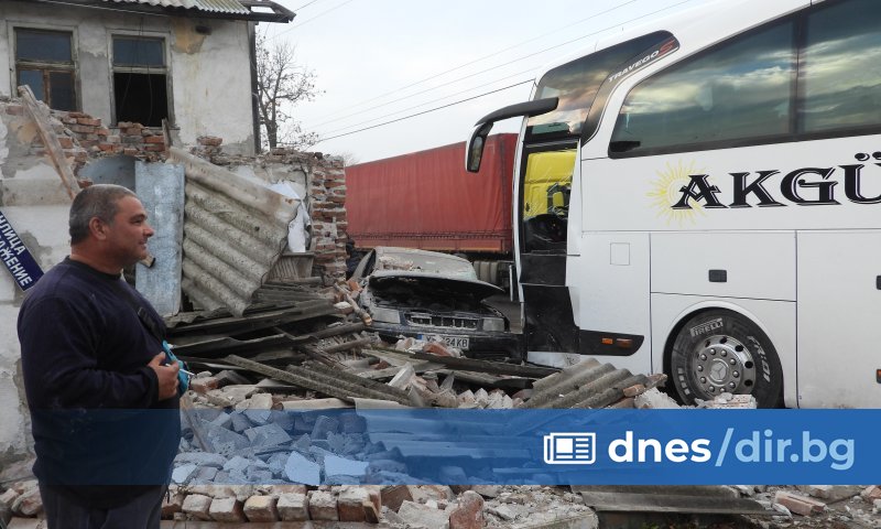 Кола се вряза в масивна тухлена ограда, след като пресече