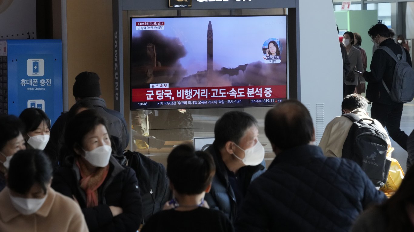 Северна Корея изстреля междуконтинентална балистична ракета, която можела да достигне САЩ