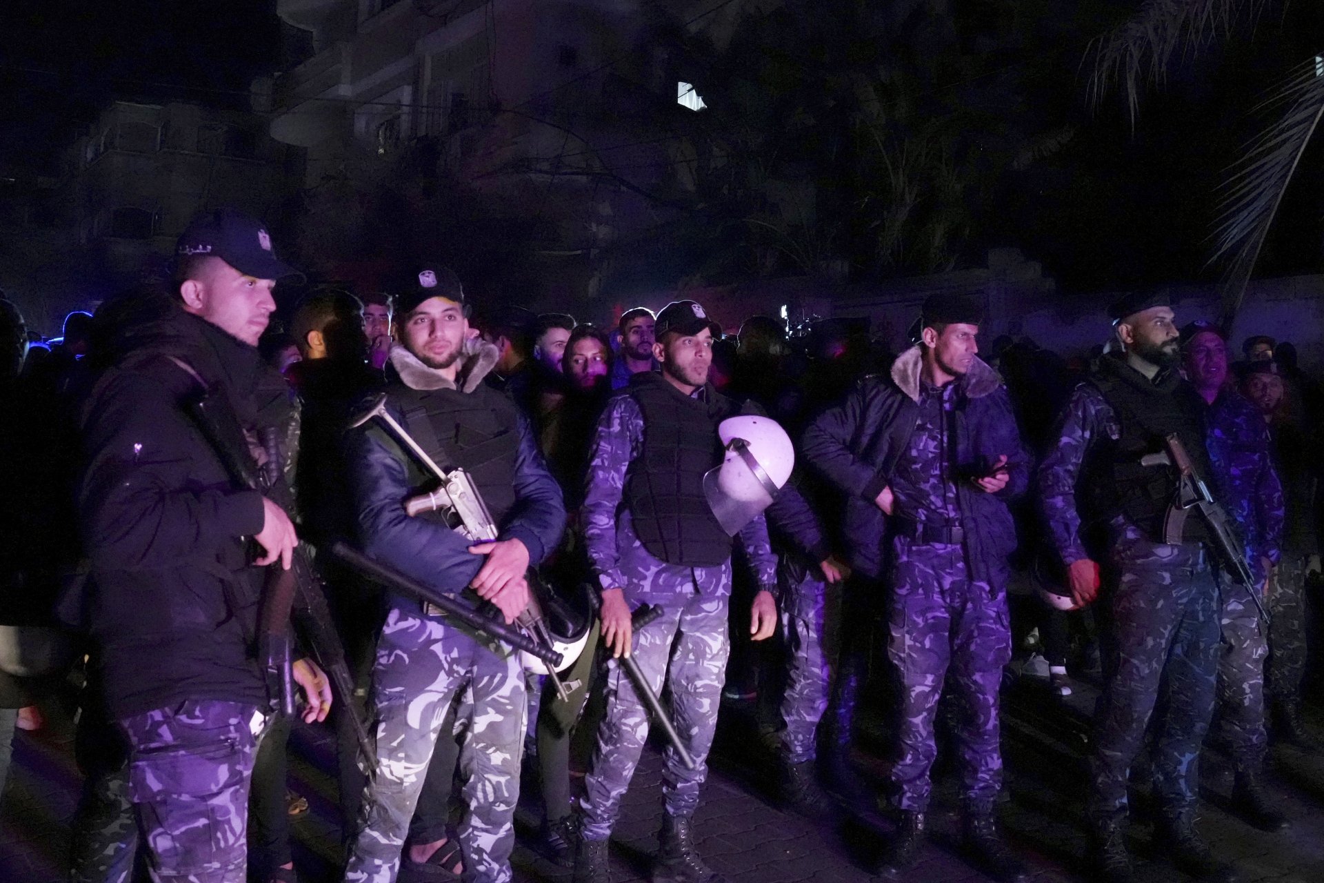 Полицейски служители на Хамас охраняват мястото на пожара