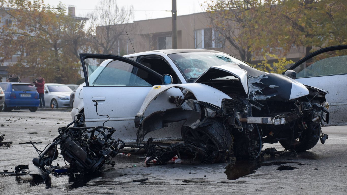 Млада шофьорка се заби в стълб и в кола в Благоевград, 2 жени са ранени (снимки)