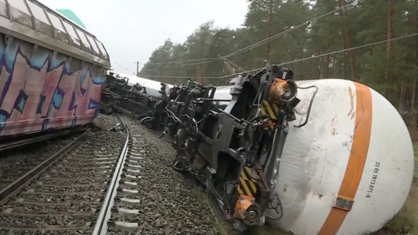 Германия на една искра от трагедия след сблъсък на два товарни влака с пропан бутан (видео)