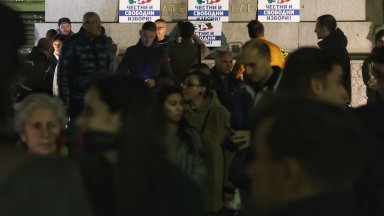 Протестиращи срещу връщането на хартиената бюлетина блокираха движението пред НС (видео)