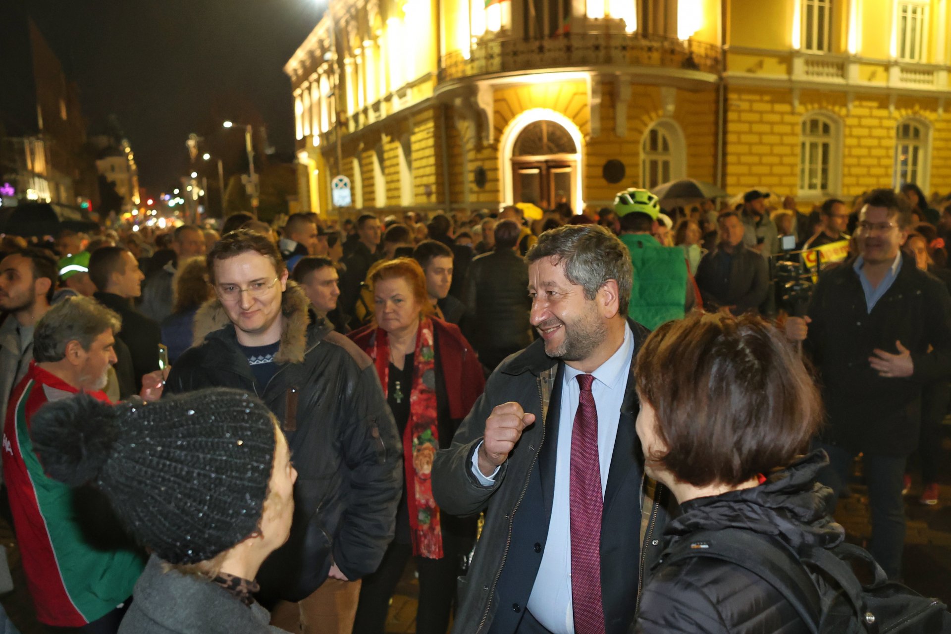 При протестиращите пристигна и съпредседателят на ДБ Христо Иванов