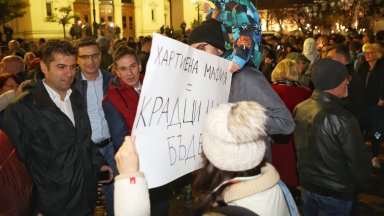 Протести и блокада срещу хартиената бюлетина в София, Варна и Бургас (снимки/видео)