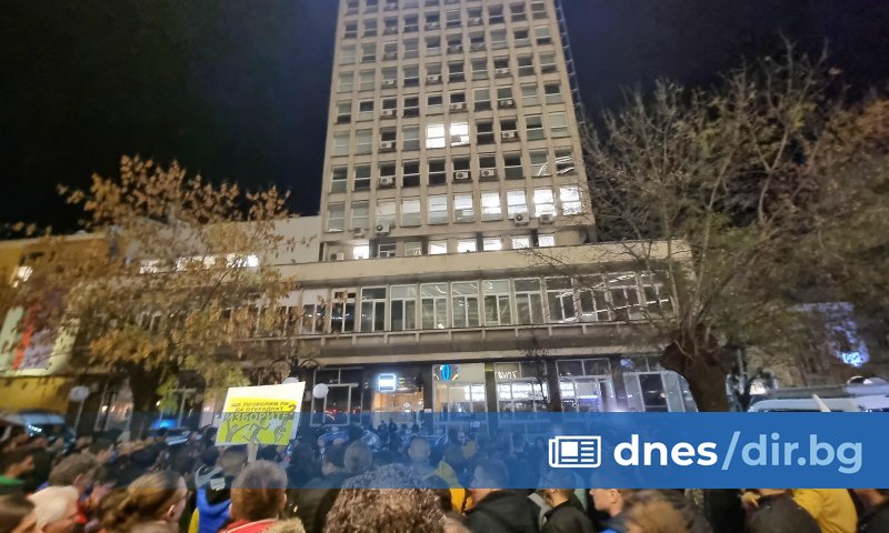 Служителите на БНТ внесоха подписка в Народното събрание, с копие