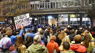 Протестиращите срещу промените в Изборния кодекс се преместиха пред сградата