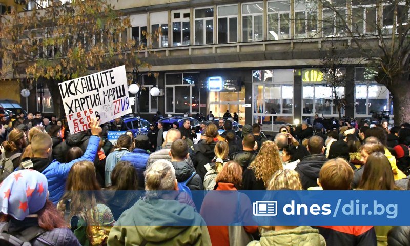 Протестиращите срещу промените в Изборния кодекс се преместиха пред сградата