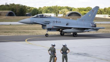 Според съобщението германски изтребители са излетели от военновъздушната база Лааге