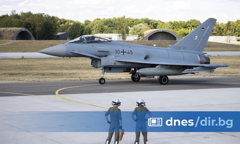 Според съобщението германски изтребители са излетели от военновъздушната база Лааге