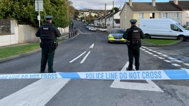 Полицията в Северна Ирландия съобщи вчера че двама нейни служители