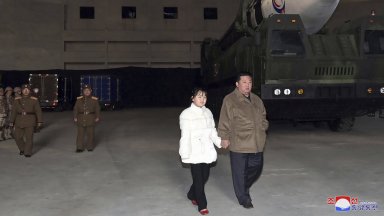 Севернокорейските медии показаха дъщерята на лидера Ким Чен ун за която