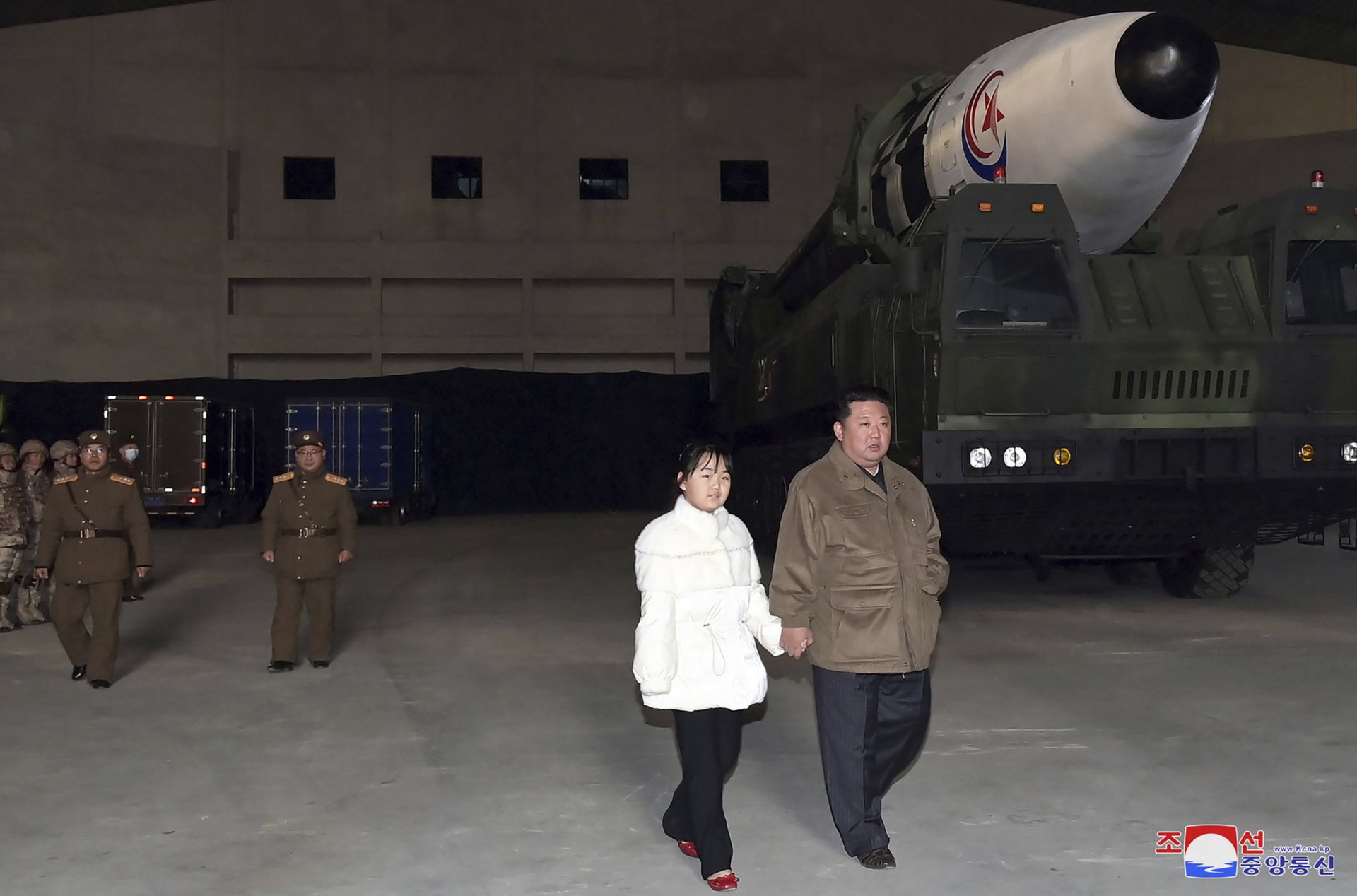 Ким инспектира заедно с дъщеря си ракетния полигон
