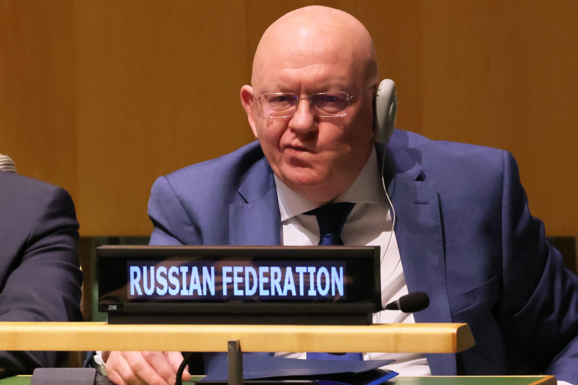 Постоянният представител на Русия в ООН Василий Небензя слуша изказването на постоянния представител на Украйна в ООН Сергей Кислица по време на заседание на Общото събрание в Централата на нациите.