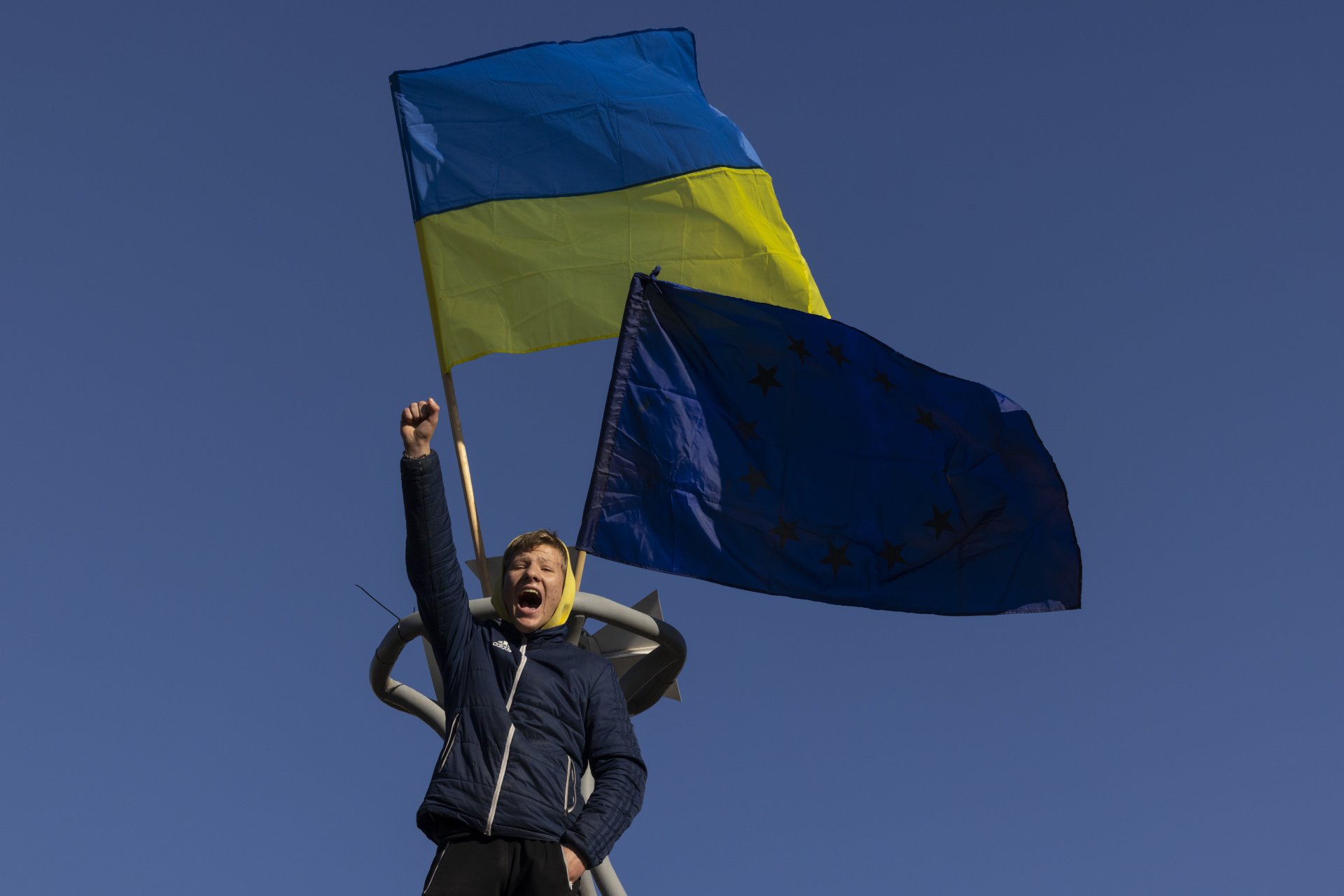  Иван Хайдакин, 13, аплодира Украйна от Площада на свободата