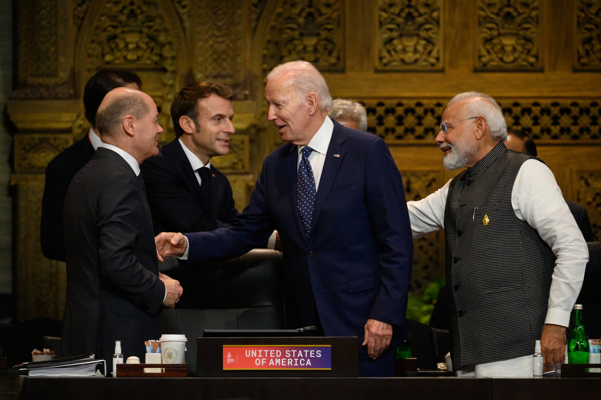 Канцлерът Олаф Шолц от Германия, президентът Еманюел Макрон от Франция, президентът Джо Байдън от Съединените щати и премиерът Нарендра Моди от Индия (от ляво на дясно)