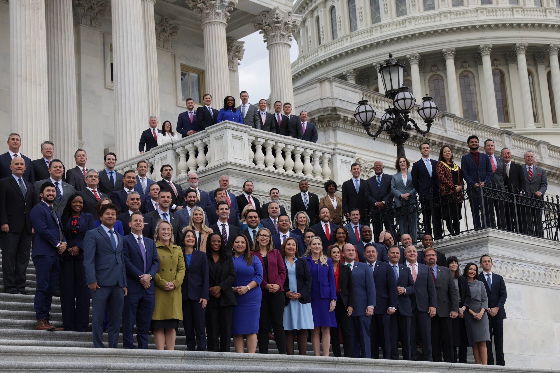  Новите членове на камарата позират за обща снимка след изборите в САЩ на източните предни стъпала на Капитолия. 
