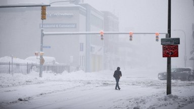 Снежна буря с близо 2-метрови преспи връхлетя Ню Йорк, има жертви (видео)