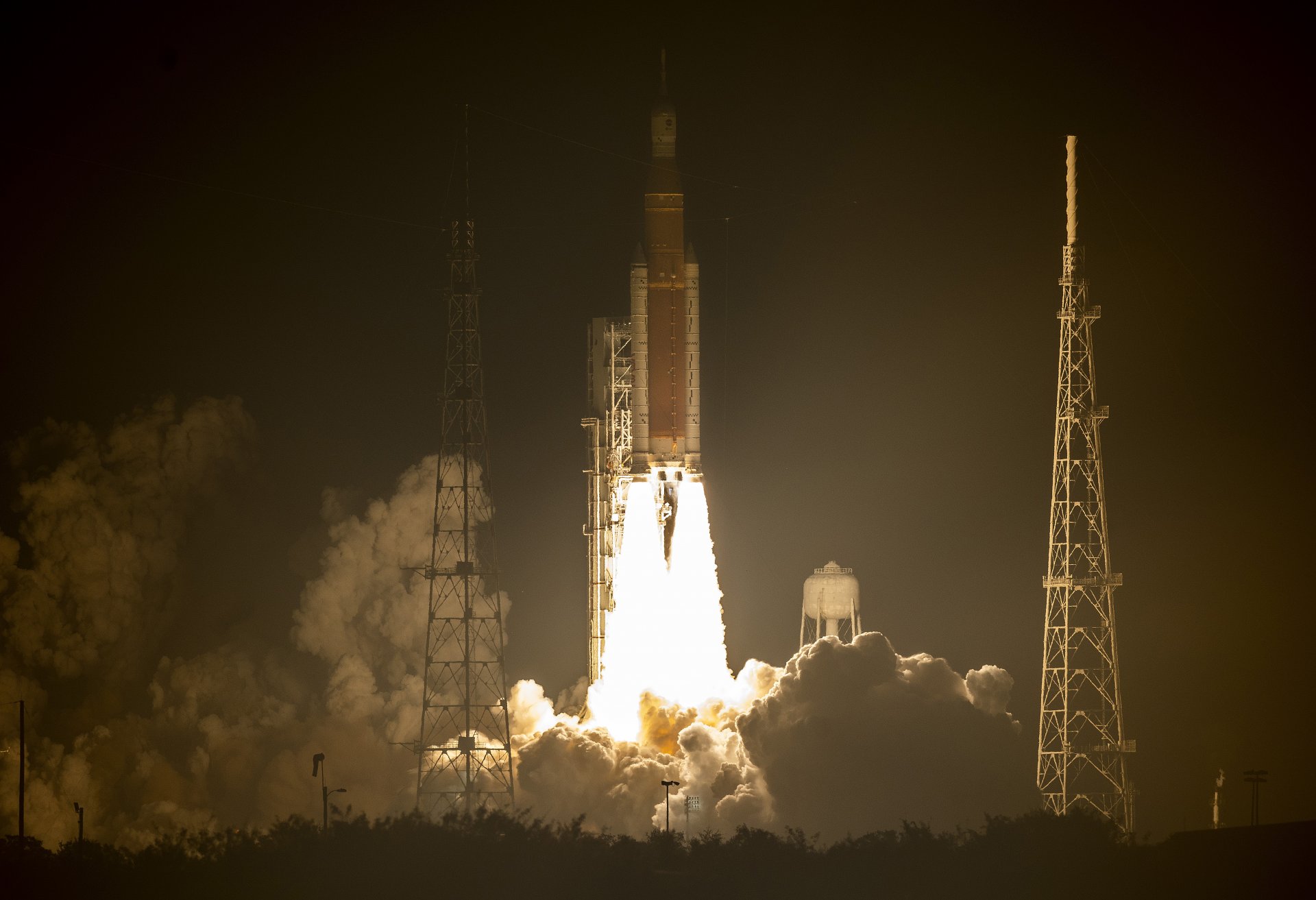  Ракетата Artemis I Space Launch System (SLS) на НАСА с прикрепената капсула Orion изстреля в космическия център Кенеди на НАСА на 16 ноември 2022 г. в Кейп Канаверал, Флорида. 