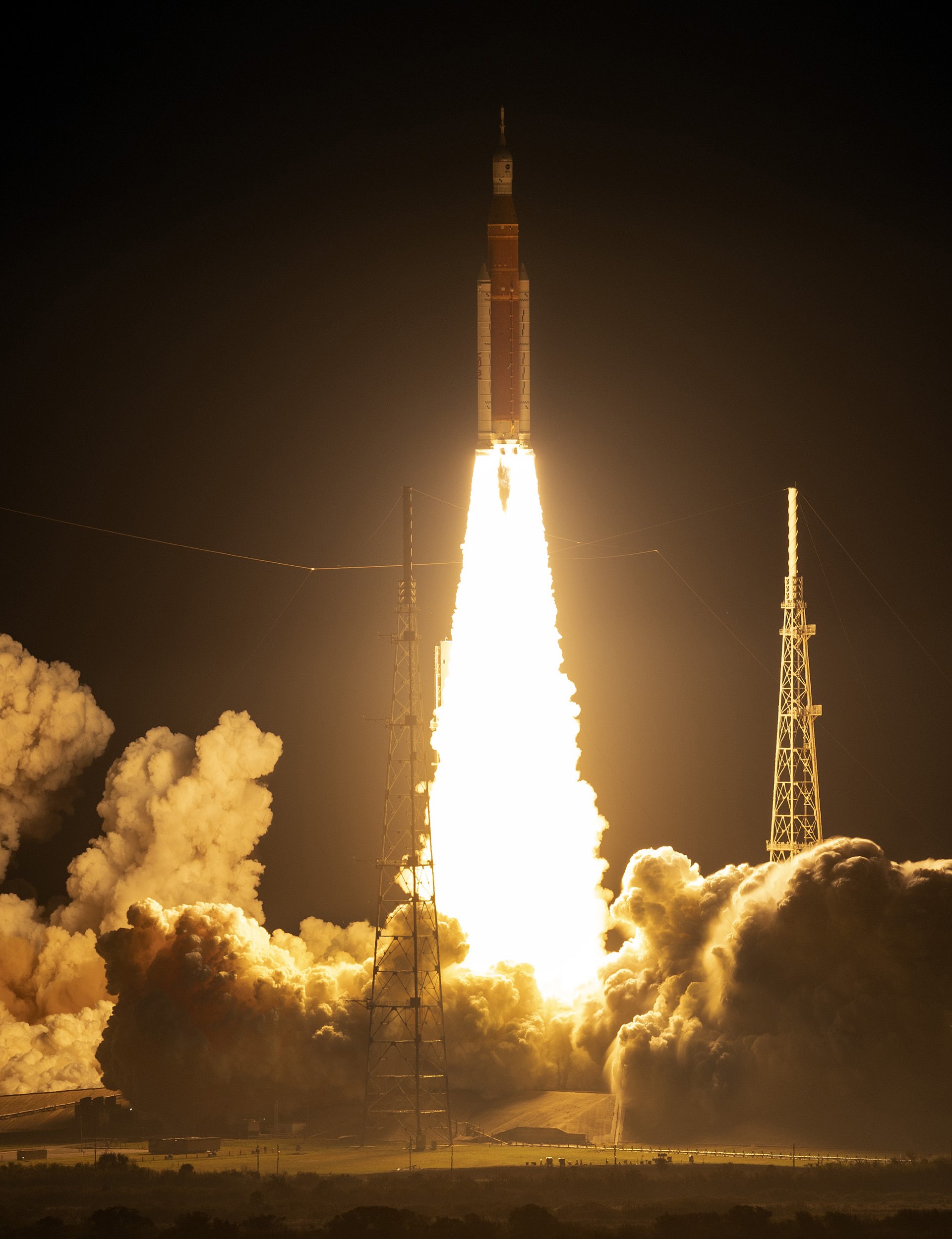  Ракетата Artemis I Space Launch System (SLS) на НАСА с прикрепената капсула Orion изстреля в космическия център Кенеди на НАСА на 16 ноември 2022 г. в Кейп Канаверал, Флорида. 