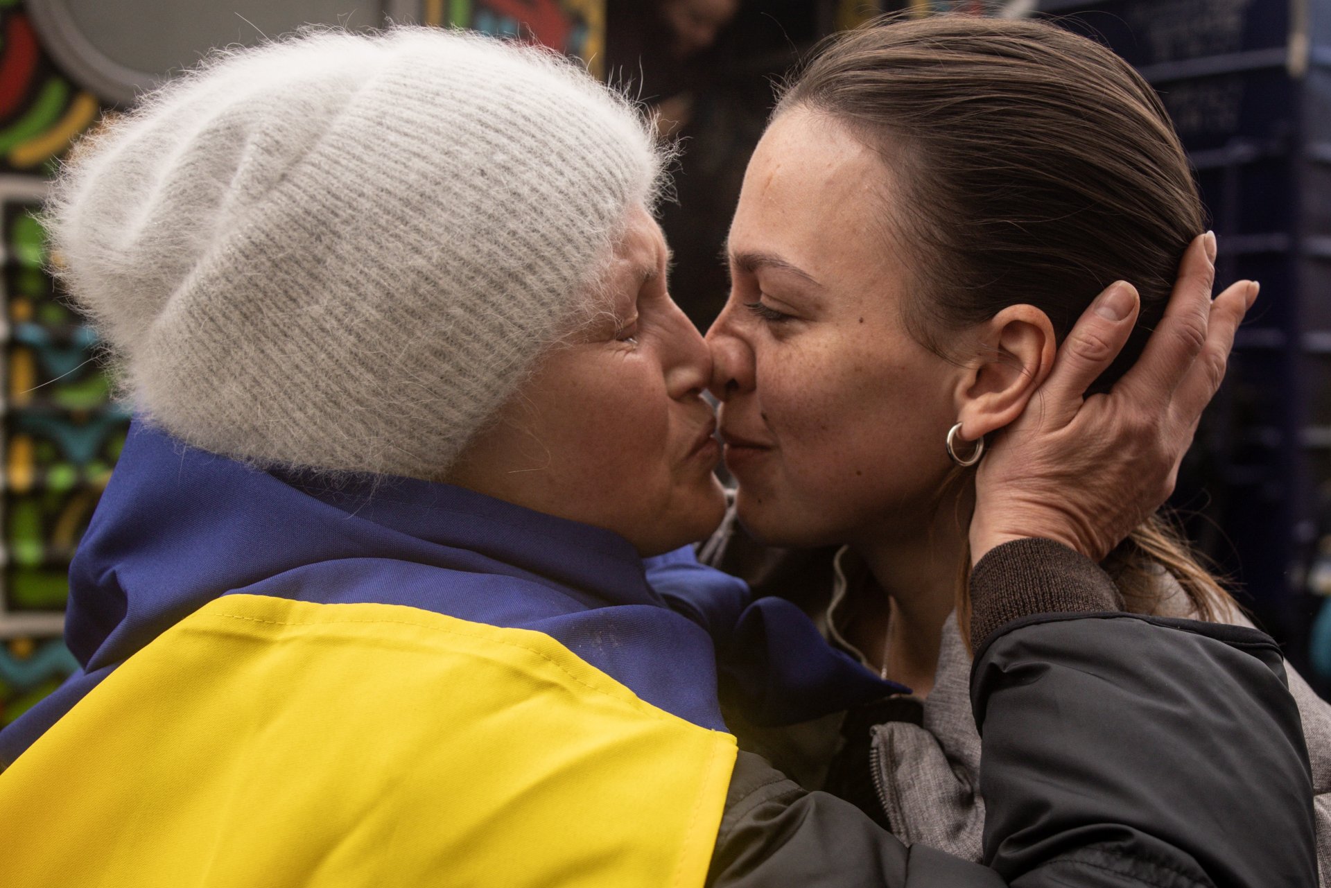 Оксана Шевлуга (вляво) целува дъщеря си Настя, която пристигна с първия влак,