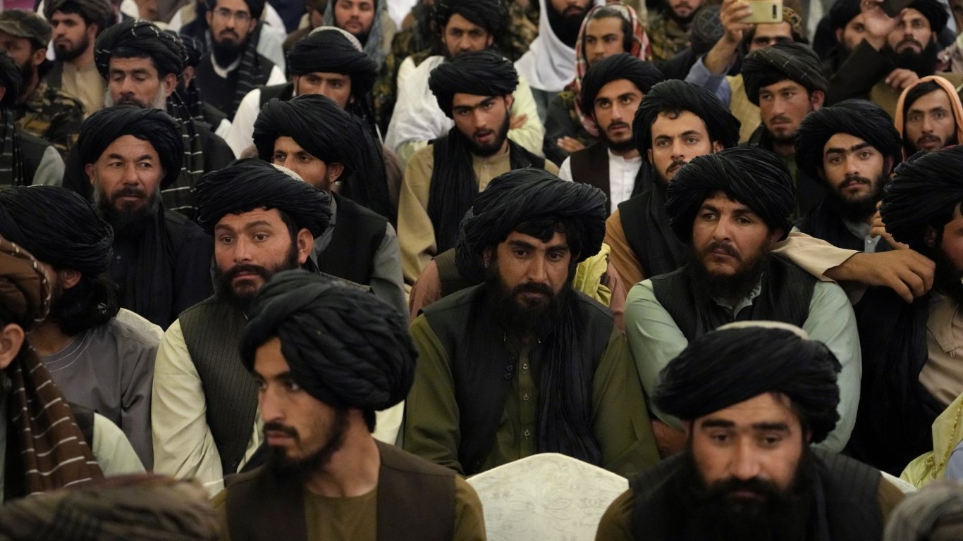 Талибаните бичуваха 19 души за изневери, кражби и бягство от дома