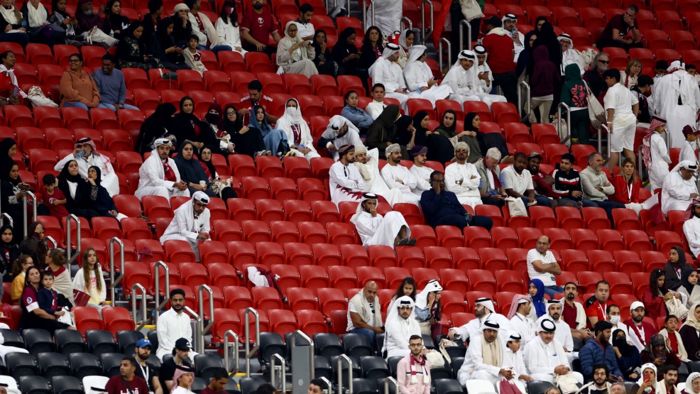 Какво не видяхме на старта в Катар: 10 000 празни места на трибуните и битка за бира