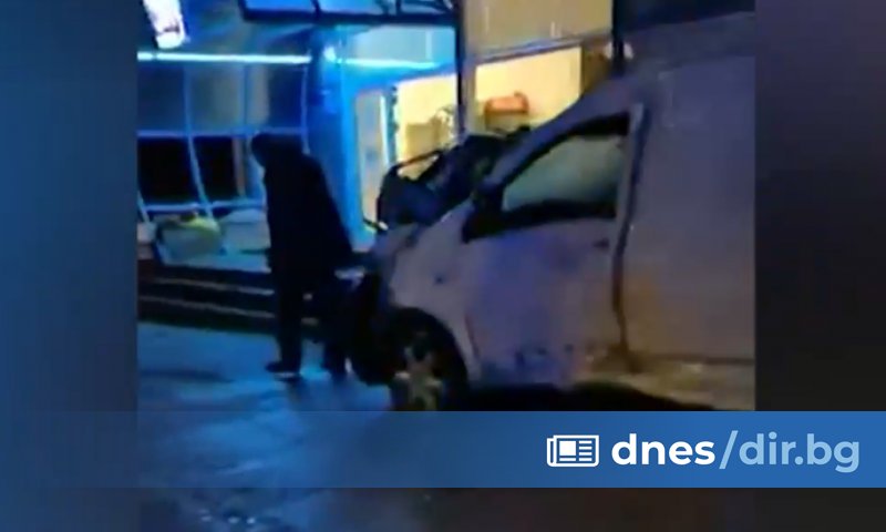 Пиян шофьор помете автобусна спирка и два паркирани автомобила, след