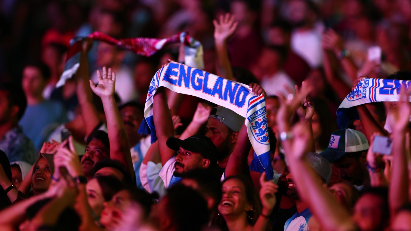 За първи път от 35 години: Зони за правостоящи фенове на финал в Англия 