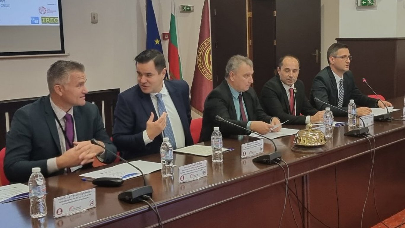 Министър Стоянов: Спадът на инфлацията за октомври е първа малка победа