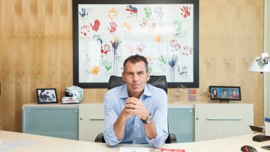 Чарлз Бендоти има 20 годишна кариера във Филип Морис Интернешънъл живял