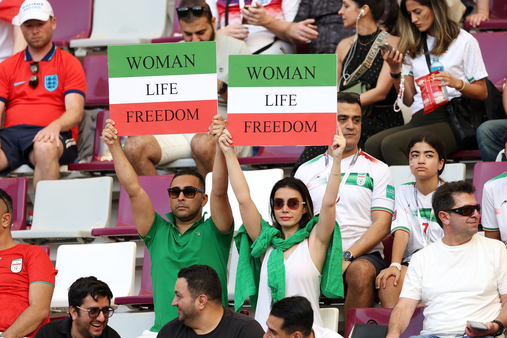 За Иран първенството беше много повече от просто футбол. Феновете от страната не само подкрепиха своите сънародници на терена, но и милионите, които протестират в родината им.