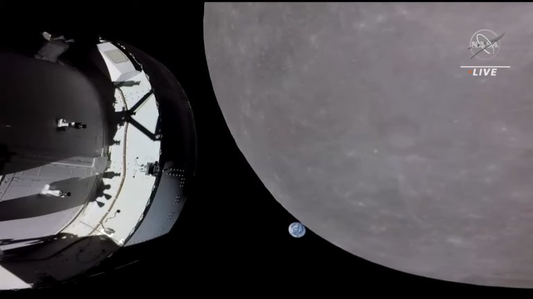 Космическият кораб "Орион" прелетя около Луната (снимки)