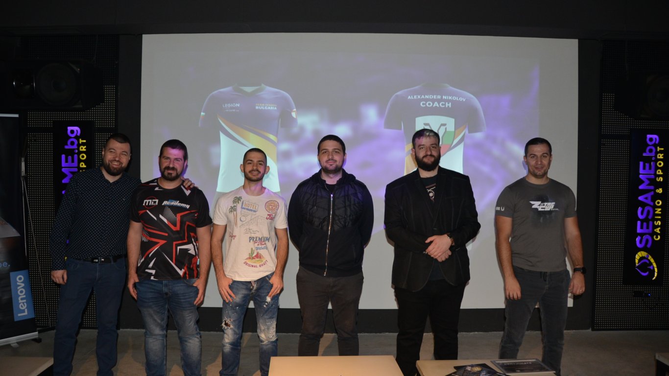 От ляво надясно: Александър Николов (БНФЕС), Симеон Станков (DotA 2 капитан), Стоян Костов (DotA 2), Ивайло Петков (DotA 2), Камен Костадинов (CS:GO капитан)