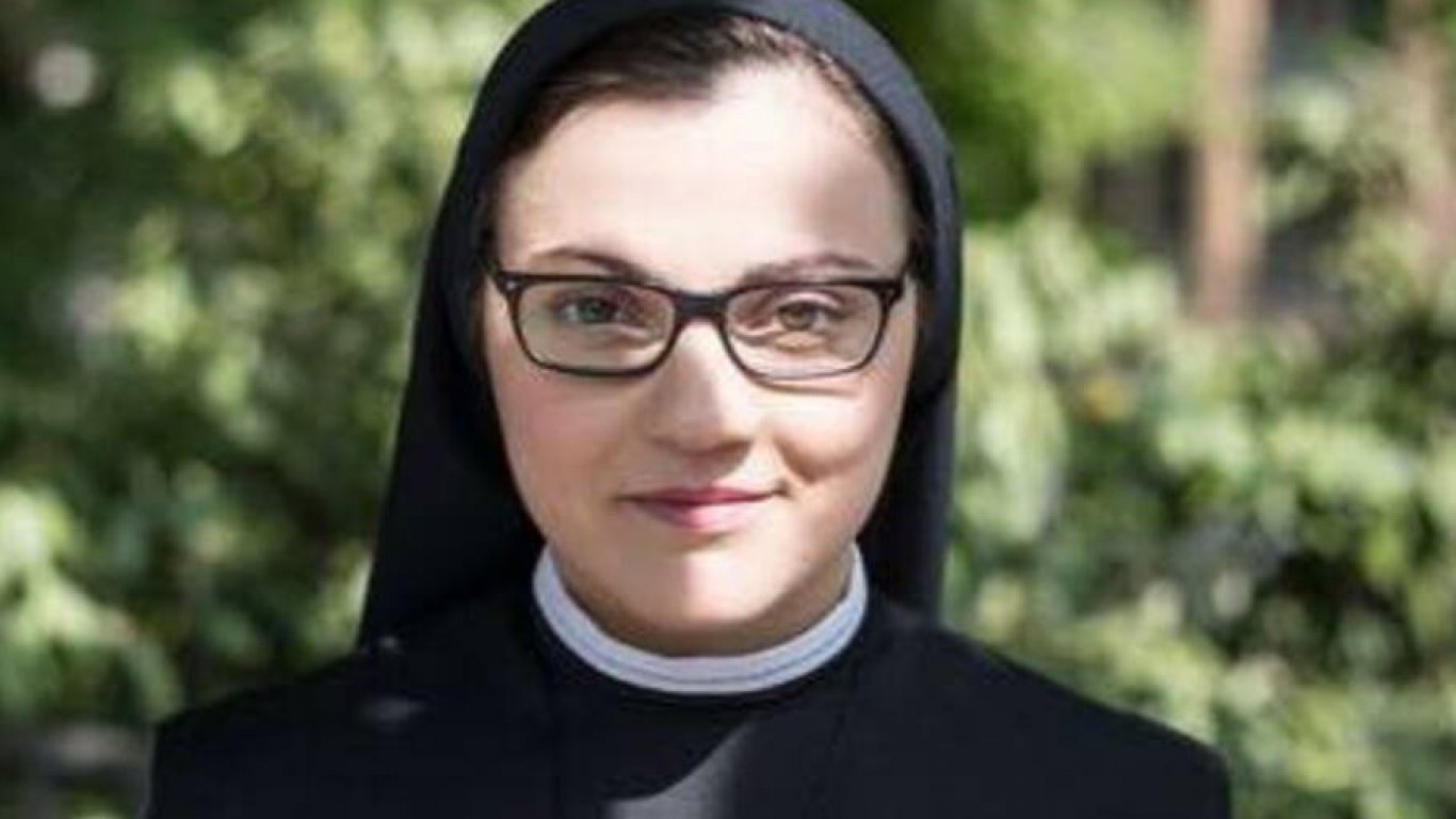 Монахиня спечели "Гласът на Италия" и стана сервитьорка с пиърсинг на носа