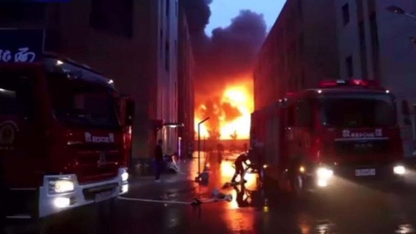При пожар в китайски завод загинаха 38 души (видео)
