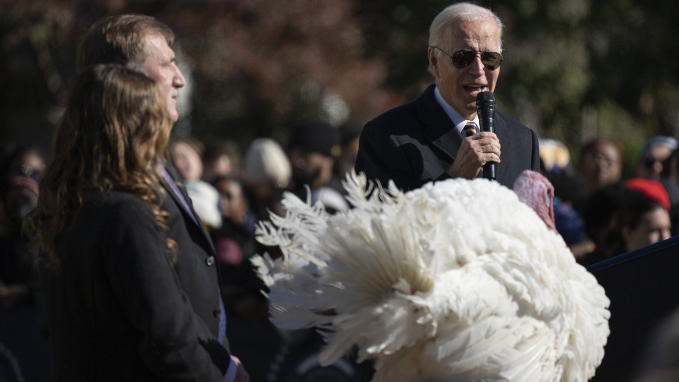Байдън помилва две пуйки в Белия дом за Деня на благодарността