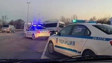 Тежък инцидент с пострадали полицаи в София след гонка с
