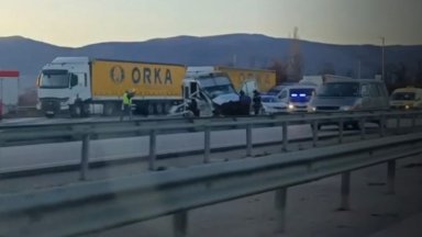 Операцията на ранения при гонка с мигранти полицай вчера на