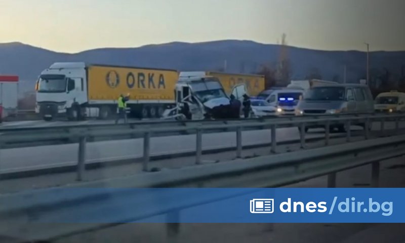 Операцията на ранения при гонка с мигранти полицай вчера на